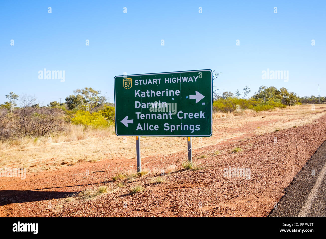Signe de route dans l'Outback, l'Australie Banque D'Images