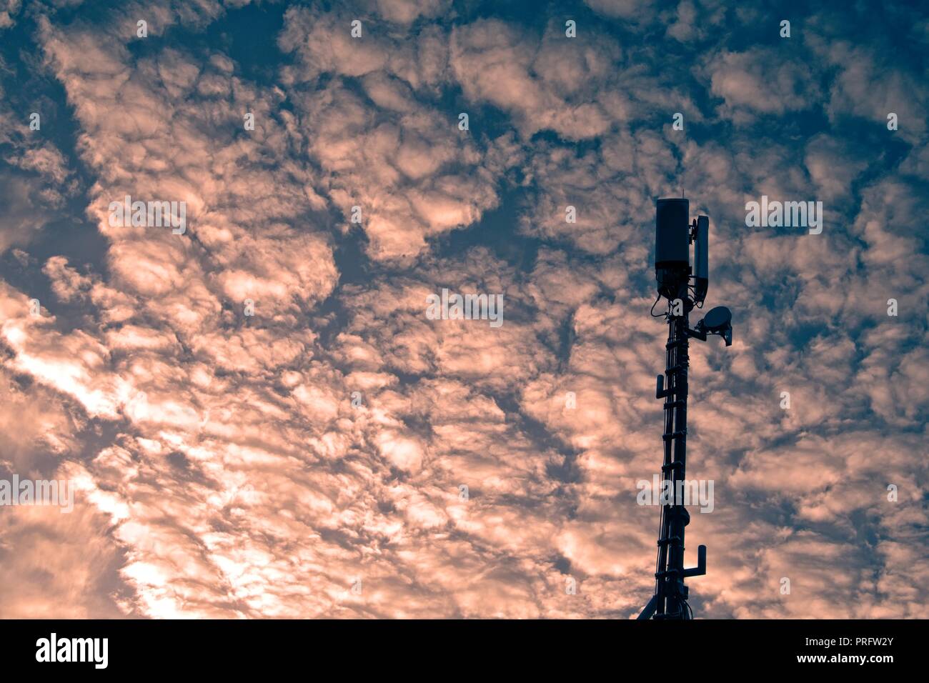 La station de base de téléphonie cellulaire contre ciel dramatique. Banque D'Images