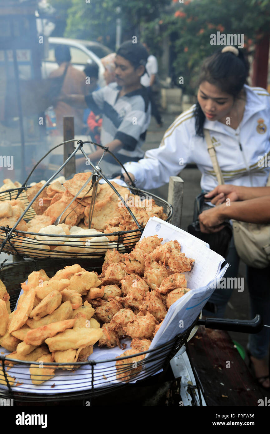 L'alimentation de rue au plat dans les rues de Jakarta, Indonésie Photo  Stock - Alamy