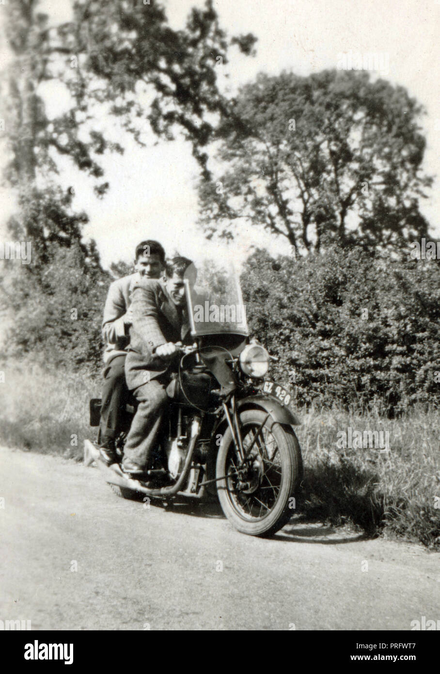 Deux hommes sur 1935 Velocette KSS 350cc Moto sur country lane Banque D'Images