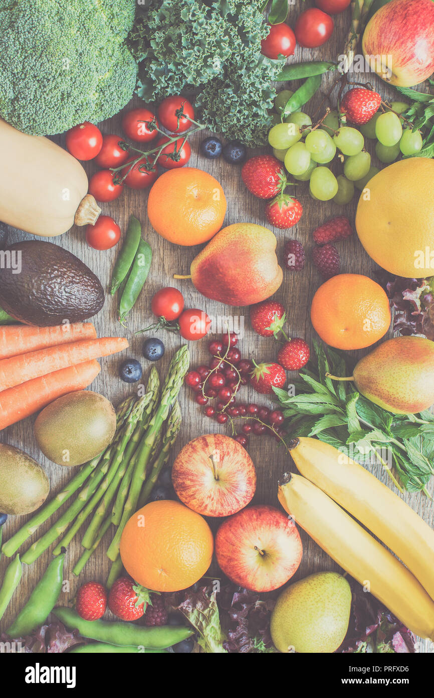 Différents fruits et légumes sur la table en bois gris, vue du dessus, tonique, selective focus Banque D'Images