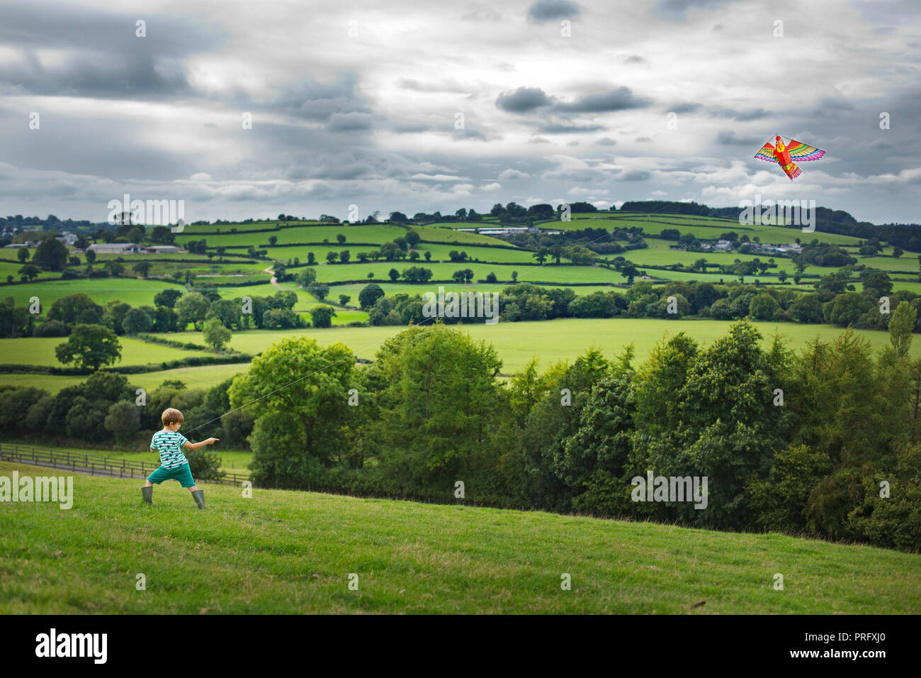 Un enfant volant un cerf-volant dans le west country,UK Banque D'Images