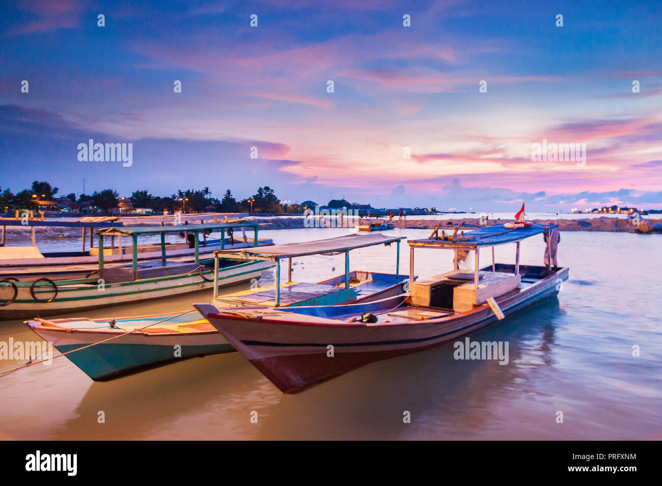 Magnifique coucher de soleil dans un l'un des Mille-Îles, au nord de Jakarta Banque D'Images