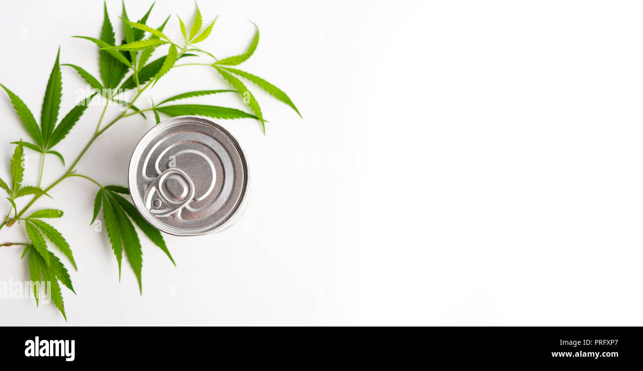 Feuilles de marijuana et d'un métal blanc sur la vue de dessus Banque D'Images