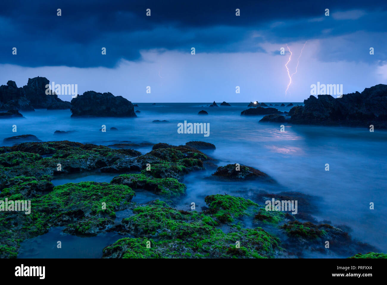 Foudre sur une prochaine tempête à Banten, Indonésie Banque D'Images