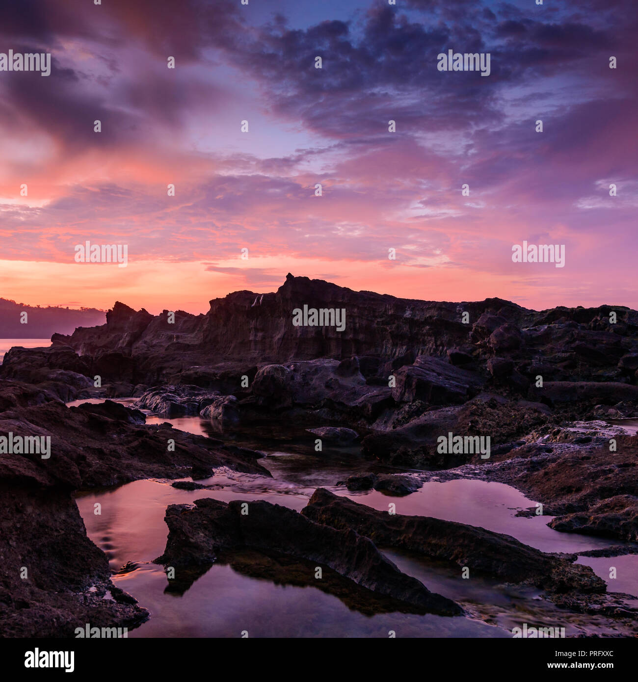 Beau lever de soleil sur la plage, l'Indonésie Karang Bereum Banque D'Images