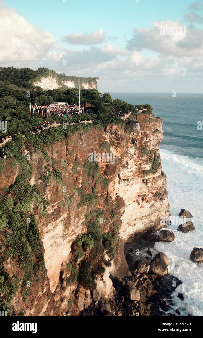 Temple d'Uluwatu et falaises surplombant l'océan sur la péninsule de Bukit, Bali Banque D'Images