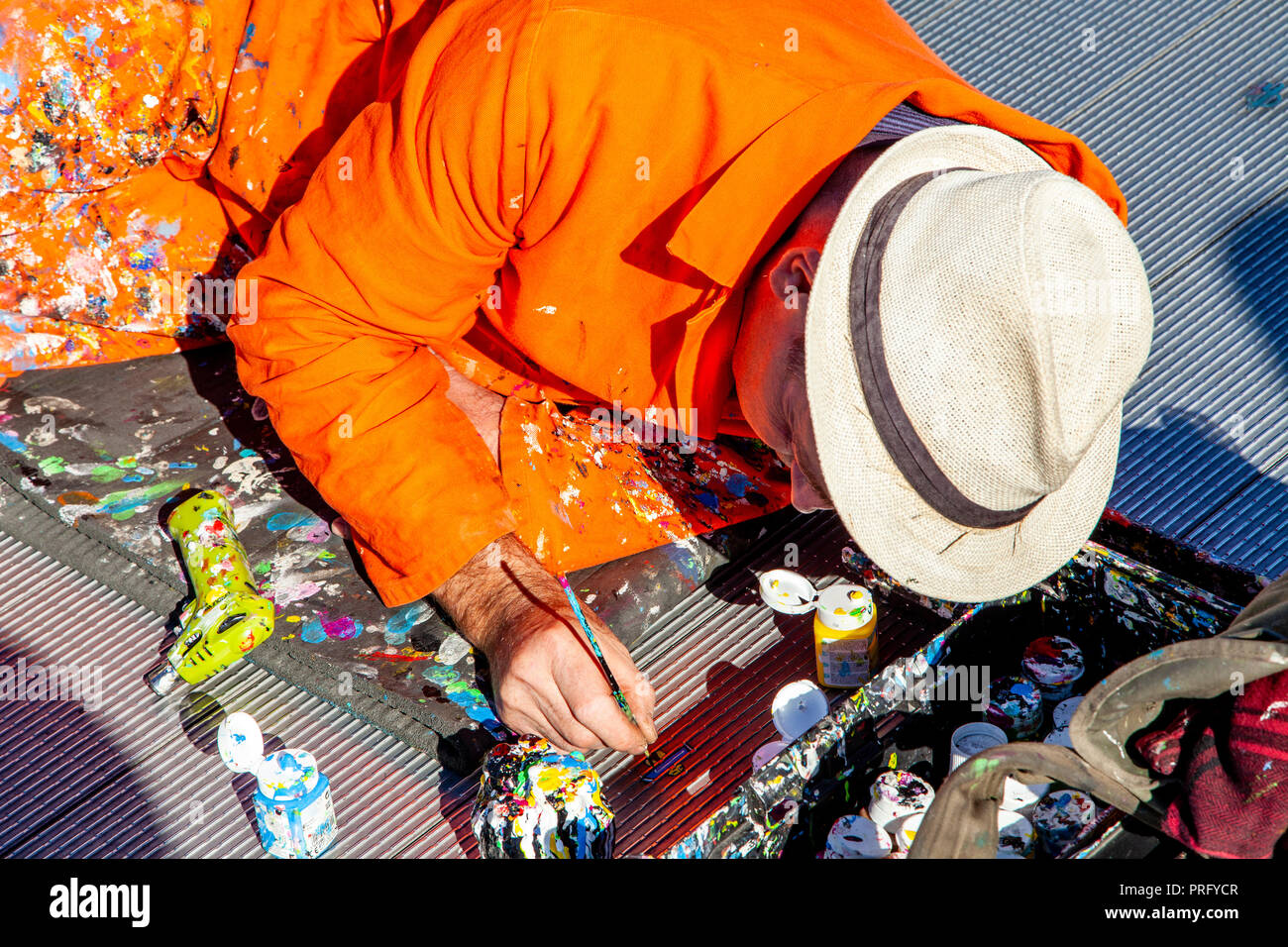 Un artiste de rue travaillant sur le Millennium Bridge, London, UK Banque D'Images