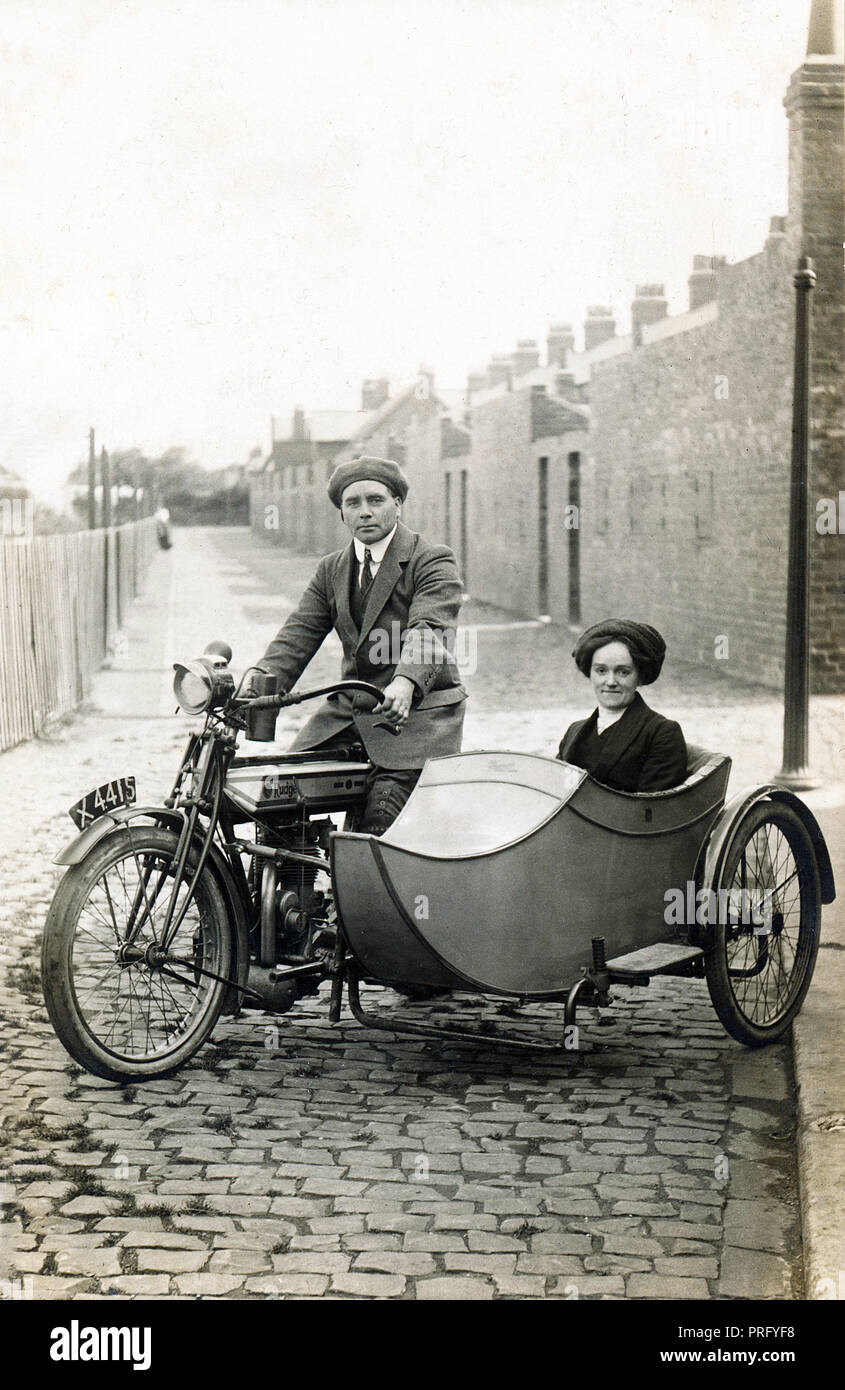 Gentleman & dame sur un 1920 Rudge Multi 500cc Moto & side-car unique combinaison sur une rue pavée vers 1920 Banque D'Images