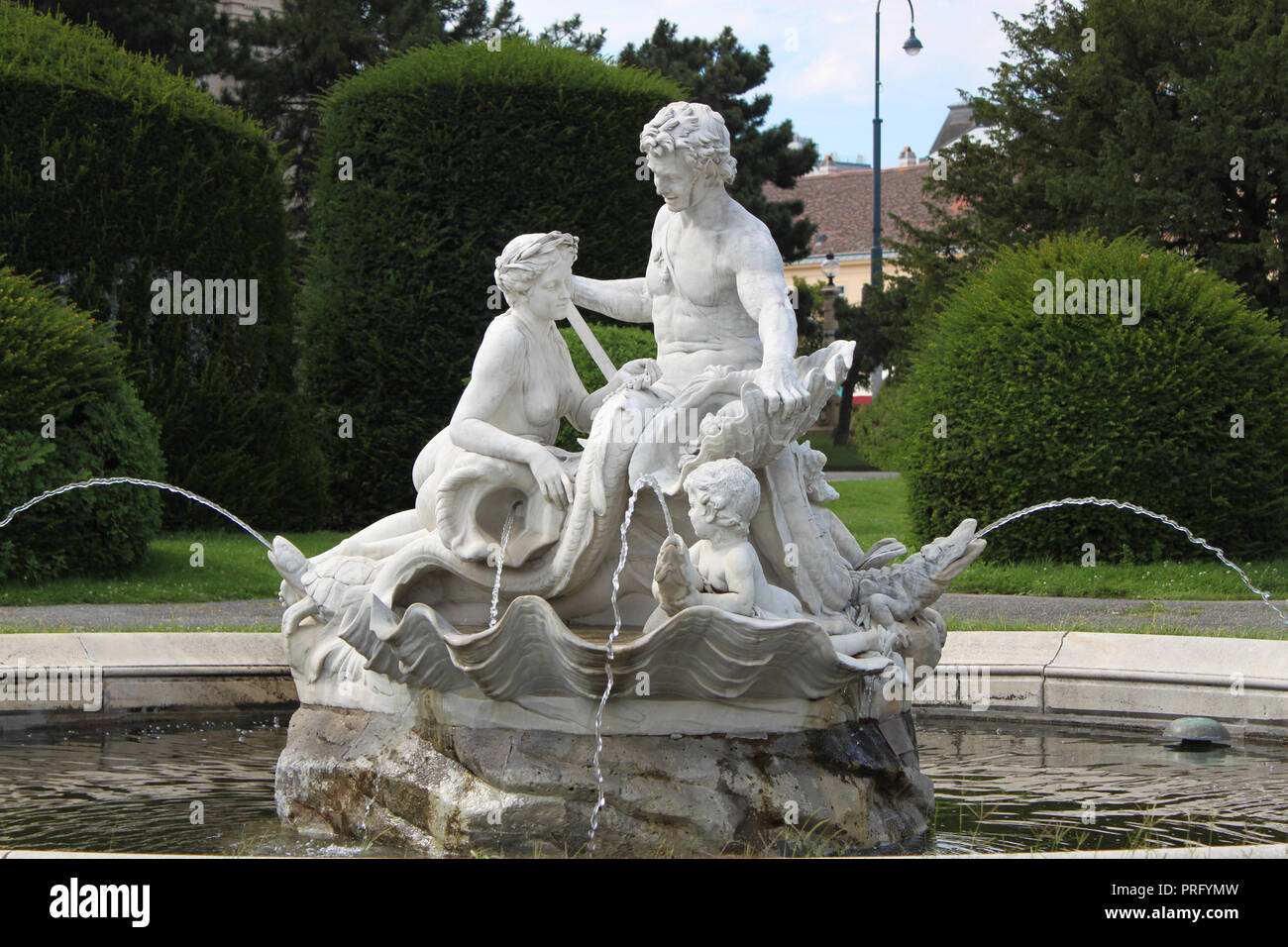 Fontaine du Triton et sirène a voulu en marbre blanc de Maria Theresa Place de la vieille ville de Vienne, Autriche, Europe centrale. Banque D'Images