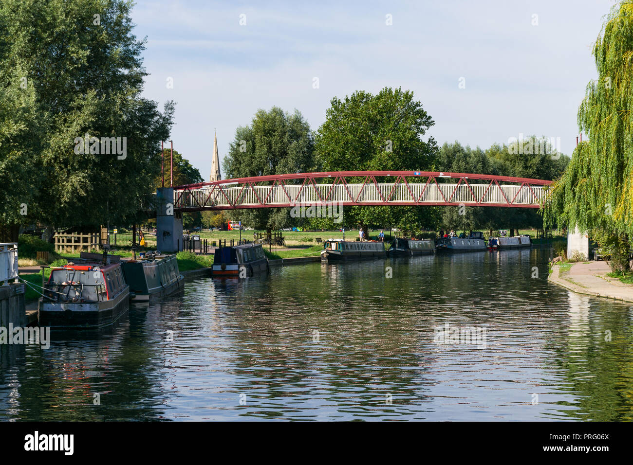 Vue de la rivière Cam et amarré narrowboats avec passerelle vers le milieu commun, Cambridge, Royaume-Uni Banque D'Images