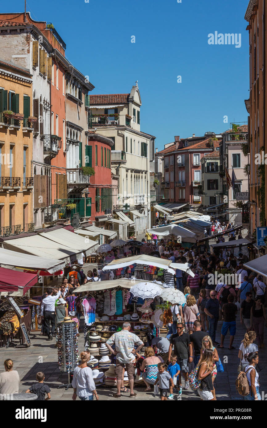 Une rue animée, marché de l'île de Burano, dans la lagune de Venise près de Venise, Italie. Banque D'Images