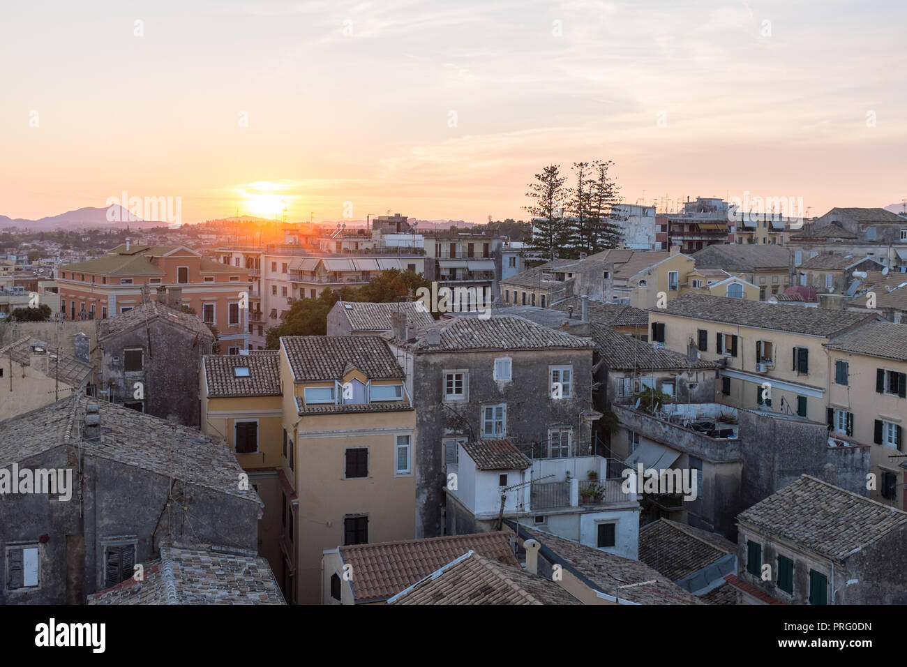 Vue sur les toits de la ville de Corfu au coucher du soleil Banque D'Images