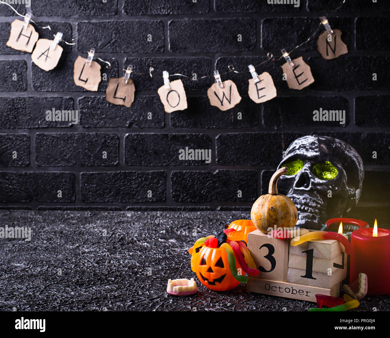 Arrière-plan de l'halloween avec crâne et des bougies Banque D'Images