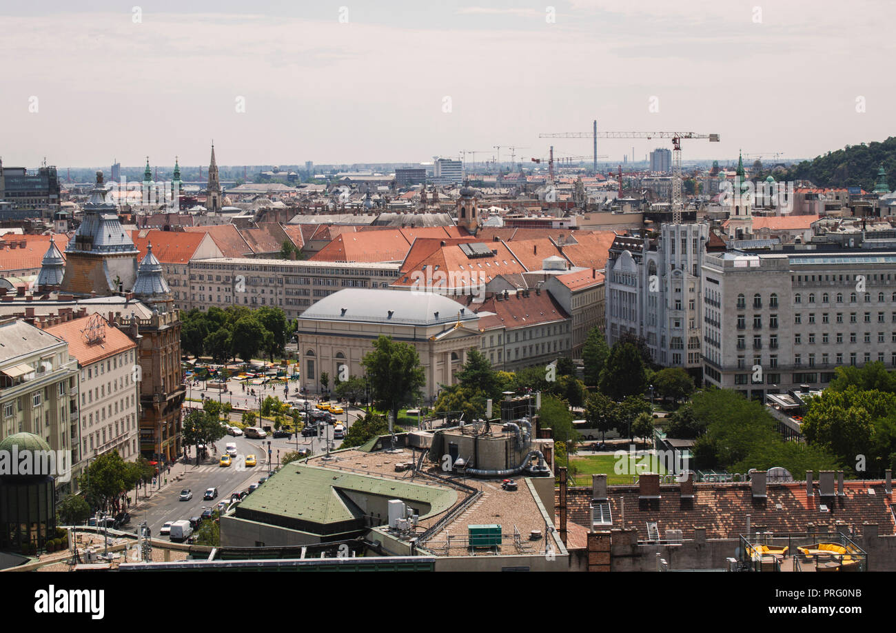 Au-dessus de la Place Deak, le centre-ville de Budapest, Hongrie. Vue sur le toit de la tour de la basilique Saint-Étienne. Banque D'Images
