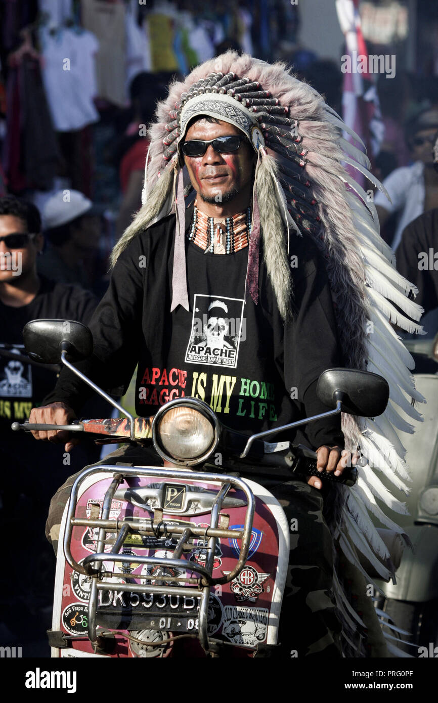 Homme balinais habillé en Amérique du Nord headaddress en chef indien participant au Carnaval de Kuta à Bali, Indonésie Banque D'Images