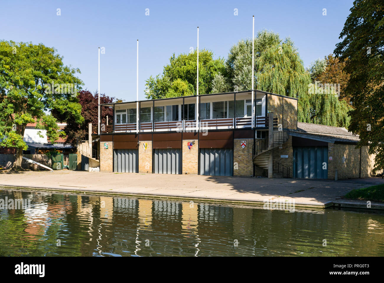 L'extérieur du Corpus Christi Yacht Club par la rivière Cam sur une journée ensoleillée, Cambridge, Royaume-Uni Banque D'Images