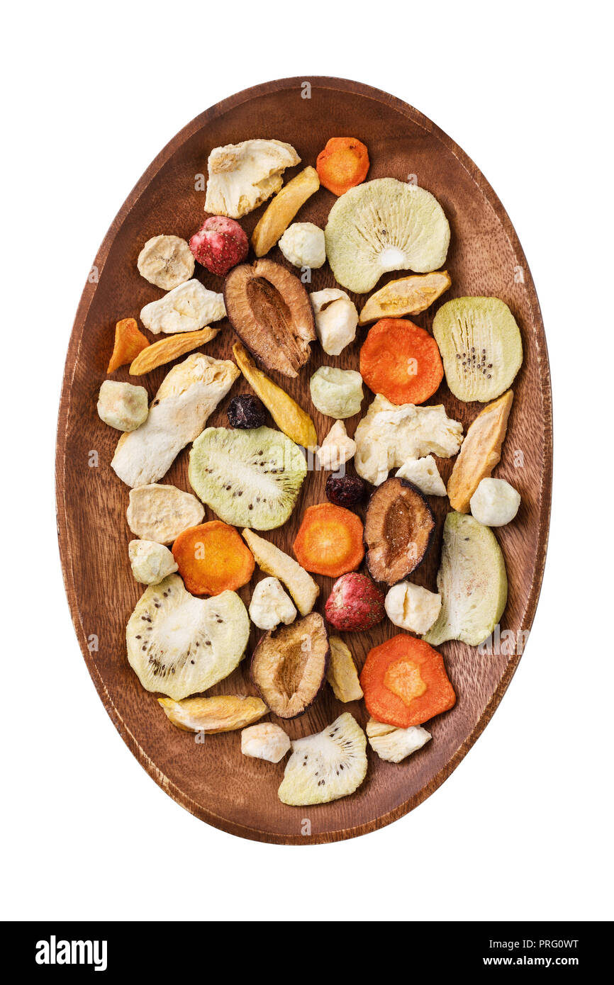 Snack croustillant aérien à partir de fruits et légumes transformés par le séchage sous vide, vue du dessus. L'alimentation isolé sur fond blanc Banque D'Images