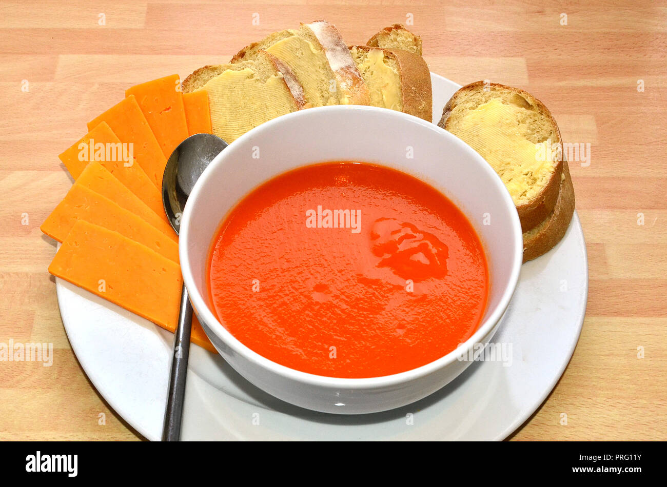 Soupe de tomate avec du pain et du beurre Banque D'Images