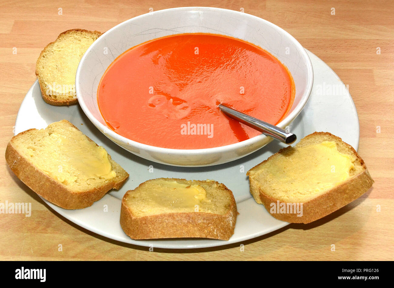 Soupe de tomate avec du pain et du beurre Banque D'Images