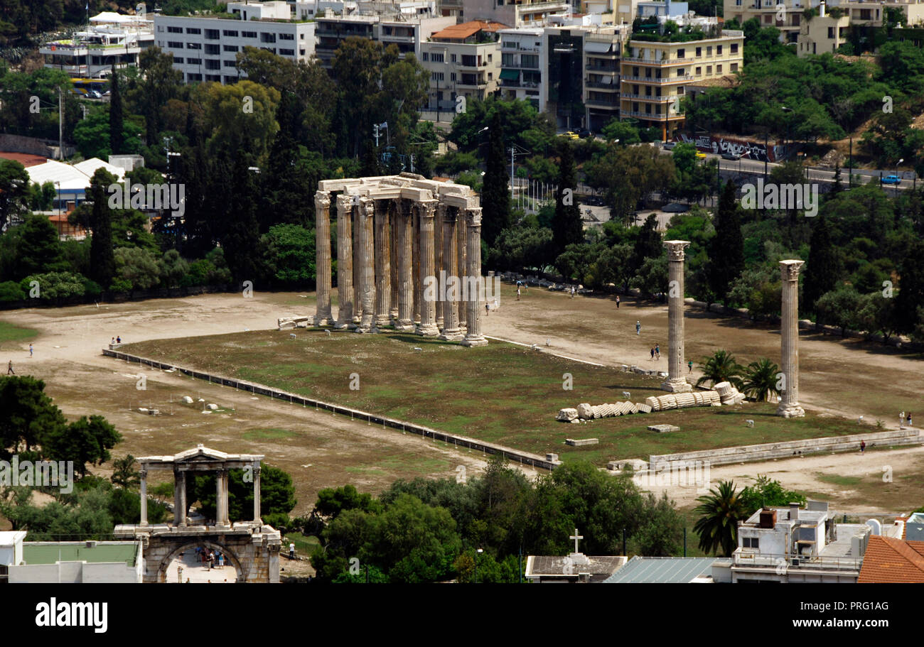 La Grèce. Athènes. Vue sur le Temple de Zeus Olympien. Bien que sa construction a commencé au 6e siècle avant J.-C. C'est pas fini jusqu'à ce que le règne de l'empereur Hadrien, au 2ème siècle, et a été le plus grand temple de Grèce hellénistique et dans l'époque romaine. Il a été construit en Pentelic marble, avec 104 colonnes corinthiennes. Seulement 15 d'entre elles sont conservées. Banque D'Images