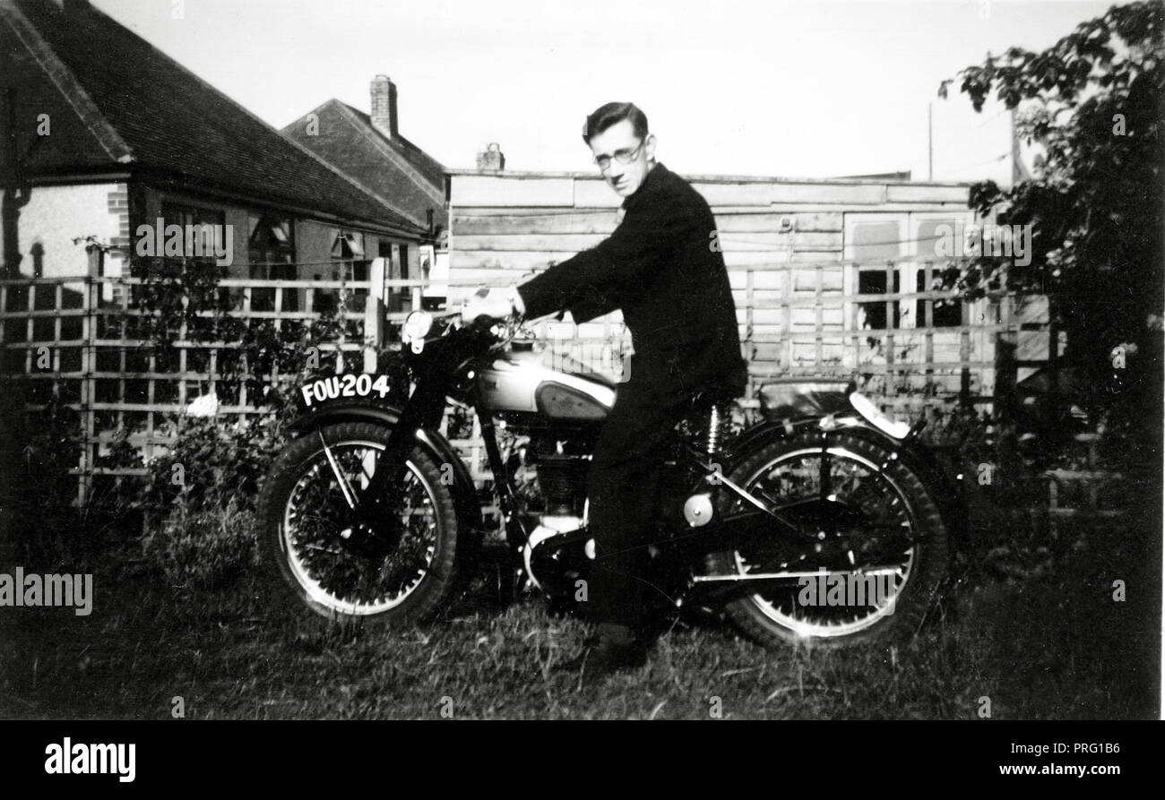 L'homme sur une moto BSA Gold Star 1951 dans jardin aux environs de 1951  Photo Stock - Alamy