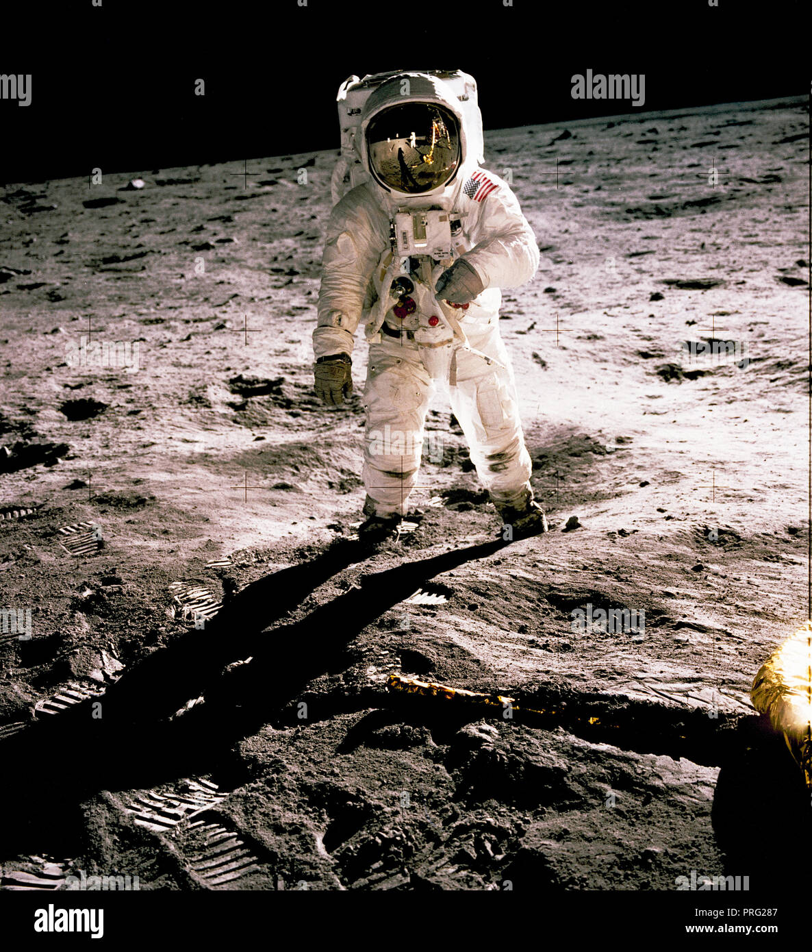 L'astronaute Edwin Aldrin marchant sur la surface lunaire. Cette image est un document de la NASA pour être utilisé uniquement comme du matériel rédactionnel. Banque D'Images