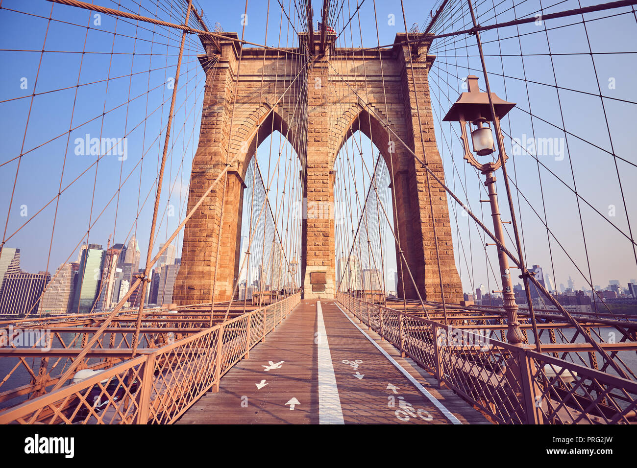 Tons vintage photo du pont de Brooklyn, au lever du soleil, New York, USA. Banque D'Images