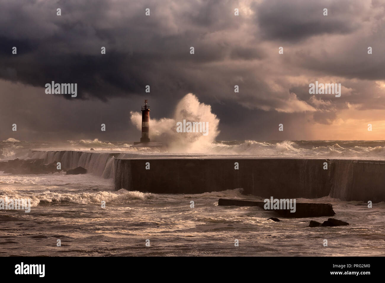 La bouche de la rivière Ave, nord du Portugal, au cours d'une tempête au coucher du soleil. Amélioration de ciel. Banque D'Images