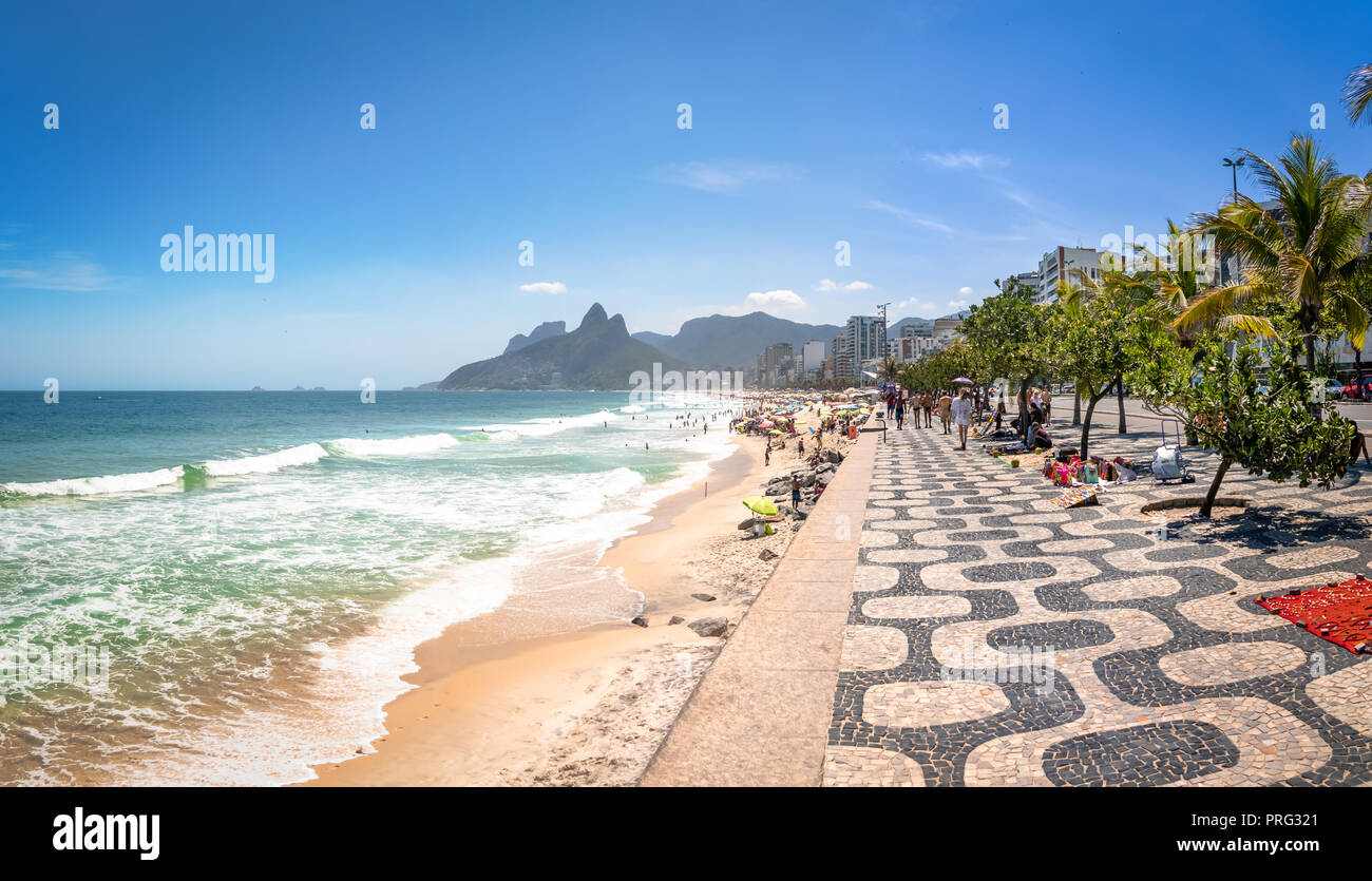 La plage d'Ipanema et deux frères (montagne) Dois Irmãos - Rio de Janeiro, Brésil Banque D'Images