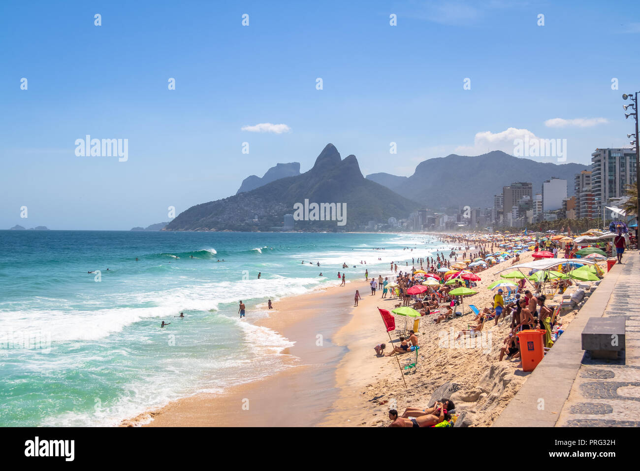 La plage d'Ipanema et deux frères (montagne) Dois Irmãos - Rio de Janeiro, Brésil Banque D'Images