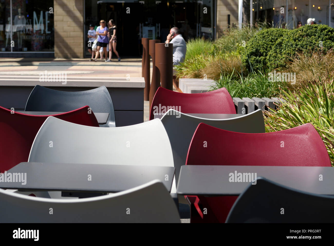 Des chaises et des tables vides à putdoor cafe Banque D'Images