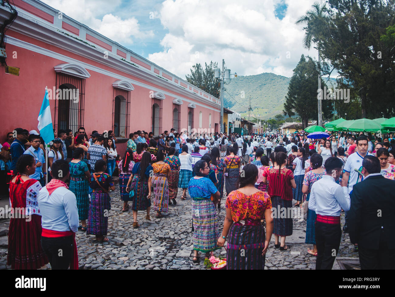 Les jeunes guatémaltèques mayas traditionnelles défilé robe de la rue pour le jour de l'indépendance à Antigua Guatemala Banque D'Images