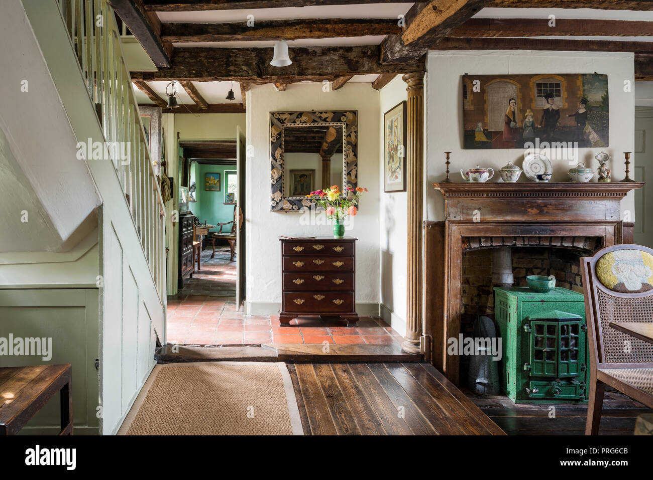Tiroirs en bois et vert cuisinière dans l'entrée, une fois cottage accueil à Virgina Wolfe Banque D'Images