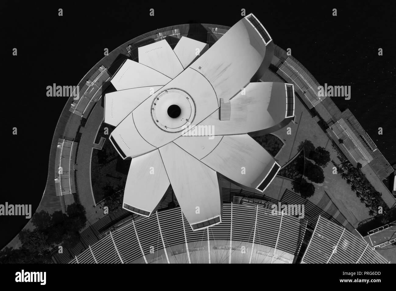 Vue aérienne en noir et blanc de la conception du musée des sciences de l'art comme une paume avec 5 doigts. Singapour. Banque D'Images