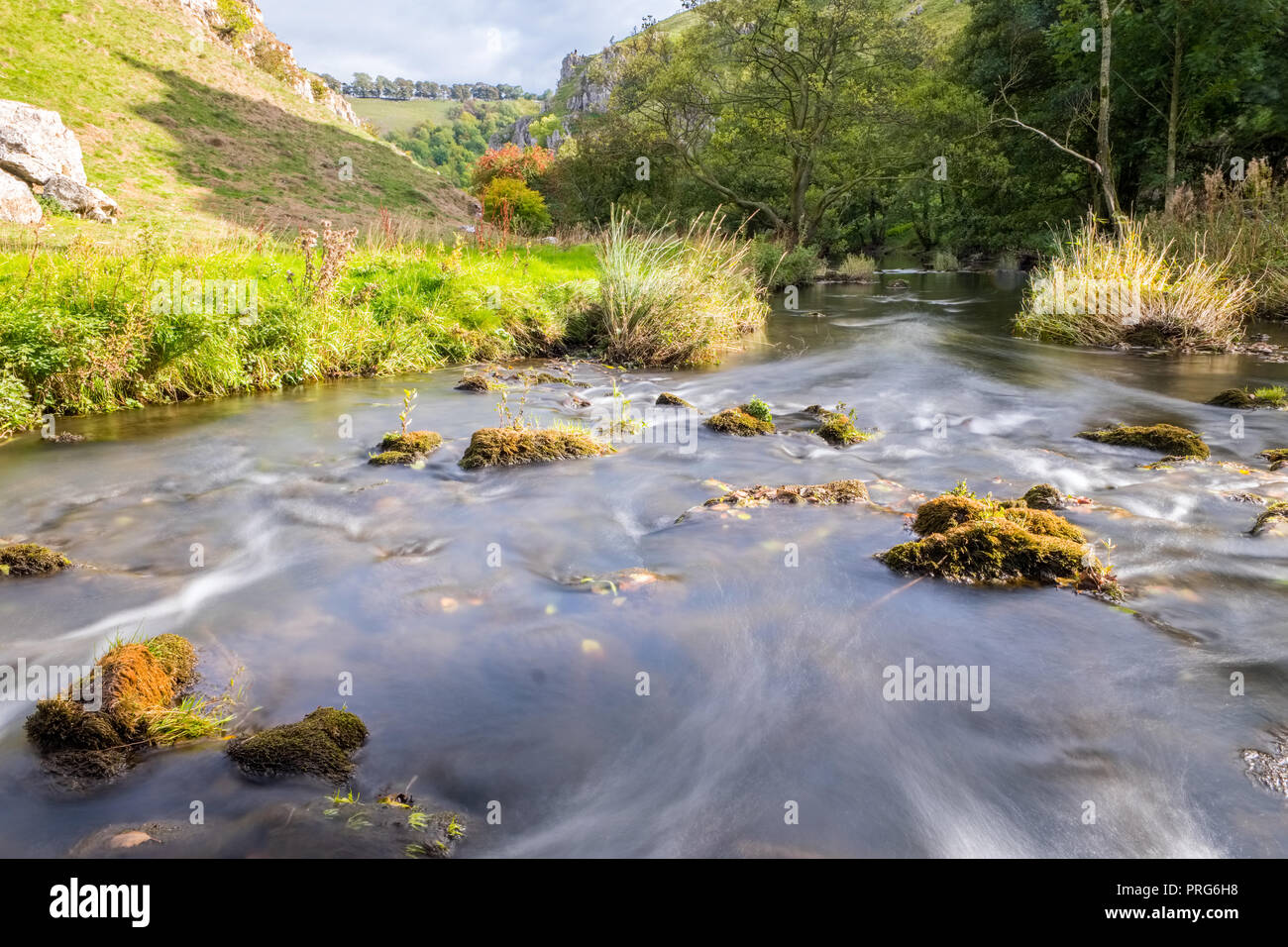 La rivière Dove dans Wolfsecote Dale, dans le parc national de Peak District Banque D'Images