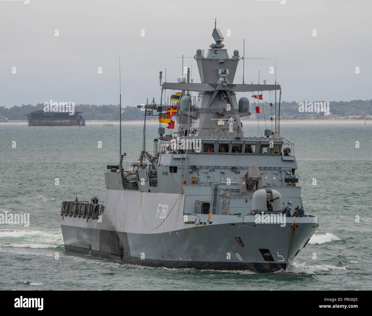 La marine allemande K130 navire de classe FGS Braunschweig (F260), en arrivant à Portsmouth, Royaume-Uni le 2 octobre 2018. Banque D'Images