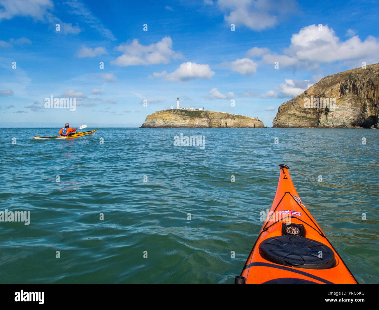 Kayak de mer à l'égard de pile sur l'Île Sainte, Anglesey, au nord du Pays de Galles Banque D'Images