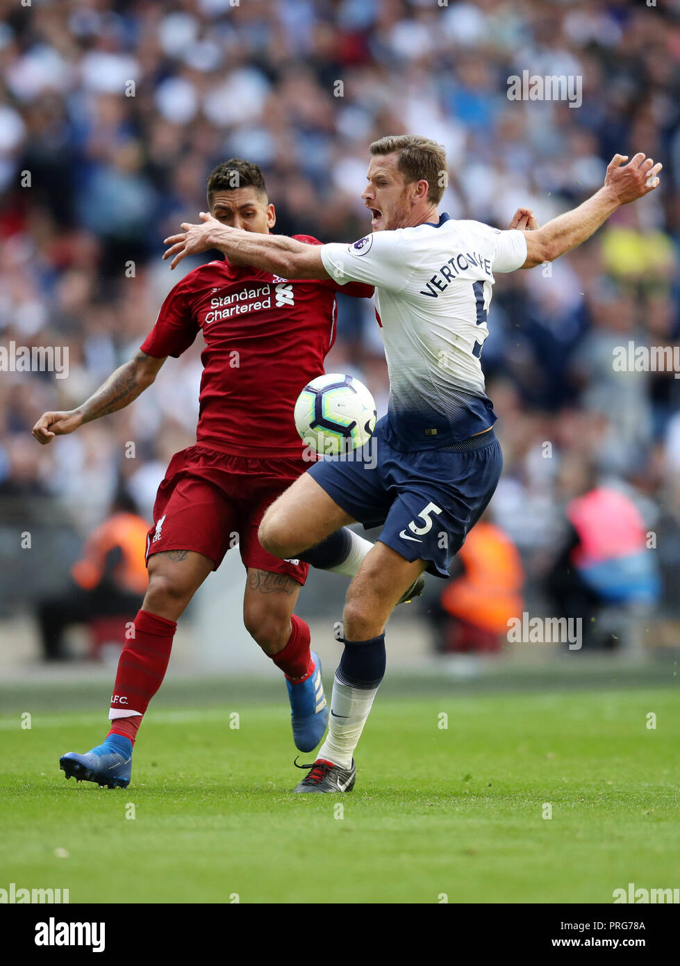 Tottenham Hotspur est Jan Vertonghen gouges à Liverpool's Roberto Firmino's eye Banque D'Images