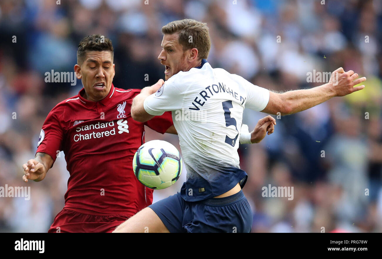 Tottenham Hotspur est Jan Vertonghen gouges à Liverpool's Roberto Firmino's eye Banque D'Images