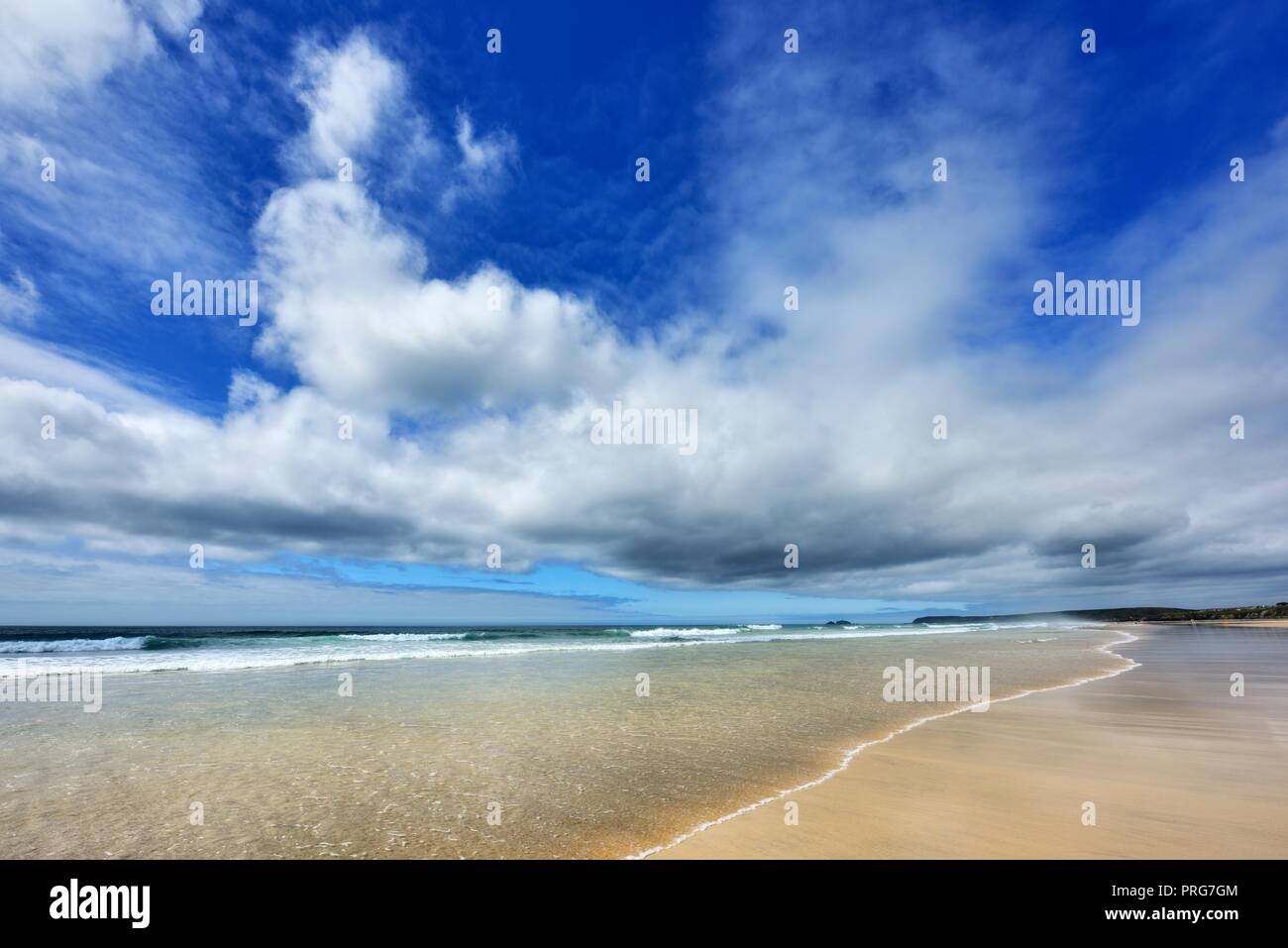 Ciel bleu, nuages blancs,plus de Rolvenden Beach,Cornwall, Angleterre, Royaume-Uni Banque D'Images Ciel bleu, nuages blancs,plus de Rolvenden Beach,Cornwall, Angleterre, Royaume-Uni Banque D'Images