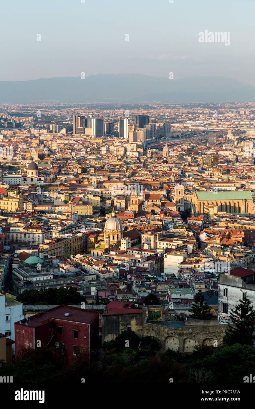 Vue sur la baie de Naples et ses environs au coucher du soleil du Castel Sant'Elmo dans le quartier Vomero à Naples, Italie Banque D'Images