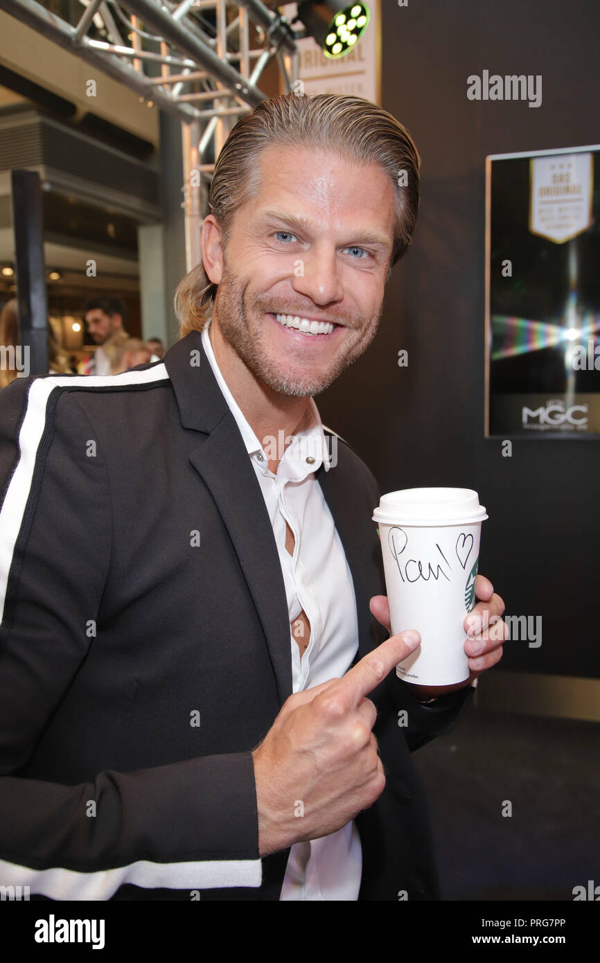 Concours de beauté et l'élection annuelle de Miss et Mister Hamburg 2018 tenue à Europa Passage avec : Paul Janke mit Herz auf seinem Kaffeebecher Où : Hambourg, Allemagne Quand : 31 août 2018 Credit : Becher/WENN.com Banque D'Images