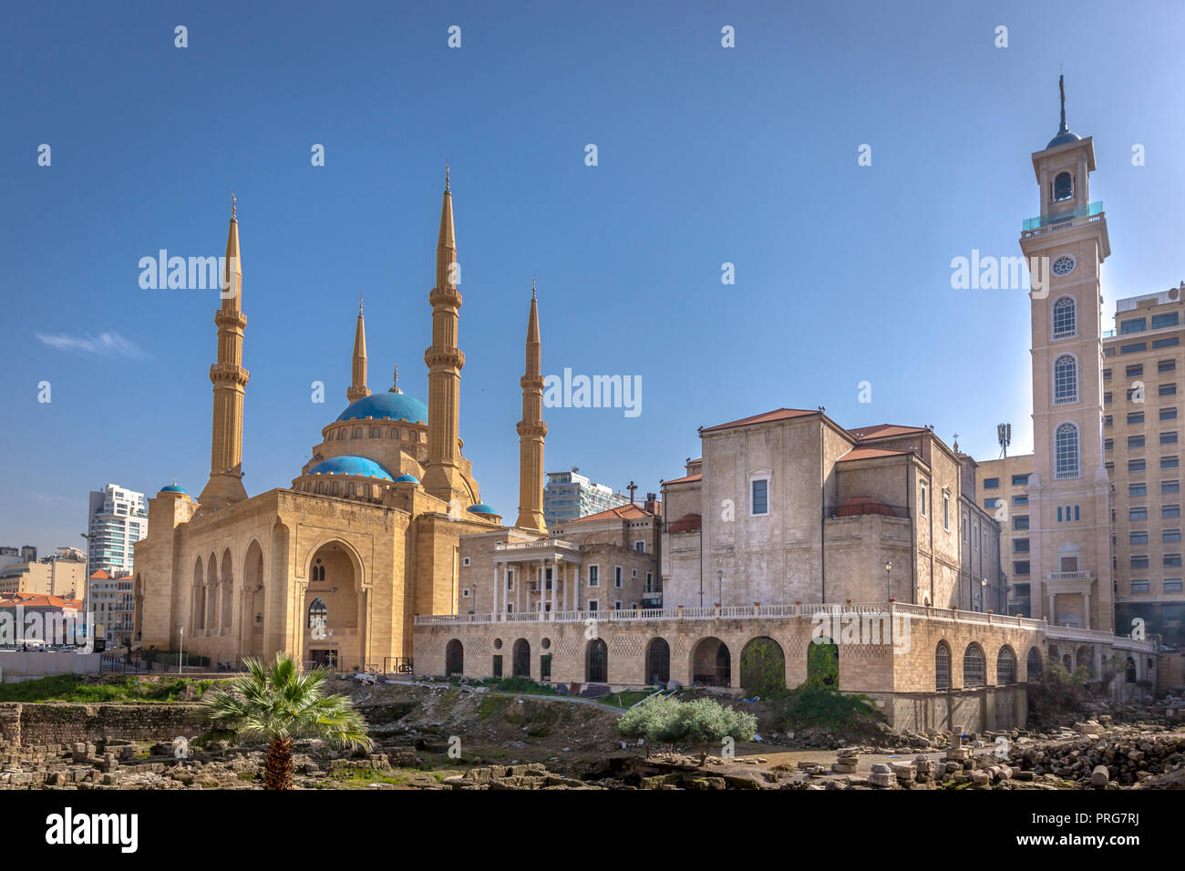 Une mosquée et une église ensemble dans Beyrouth, capitale du Liban dans un ciel bleu jour Banque D'Images