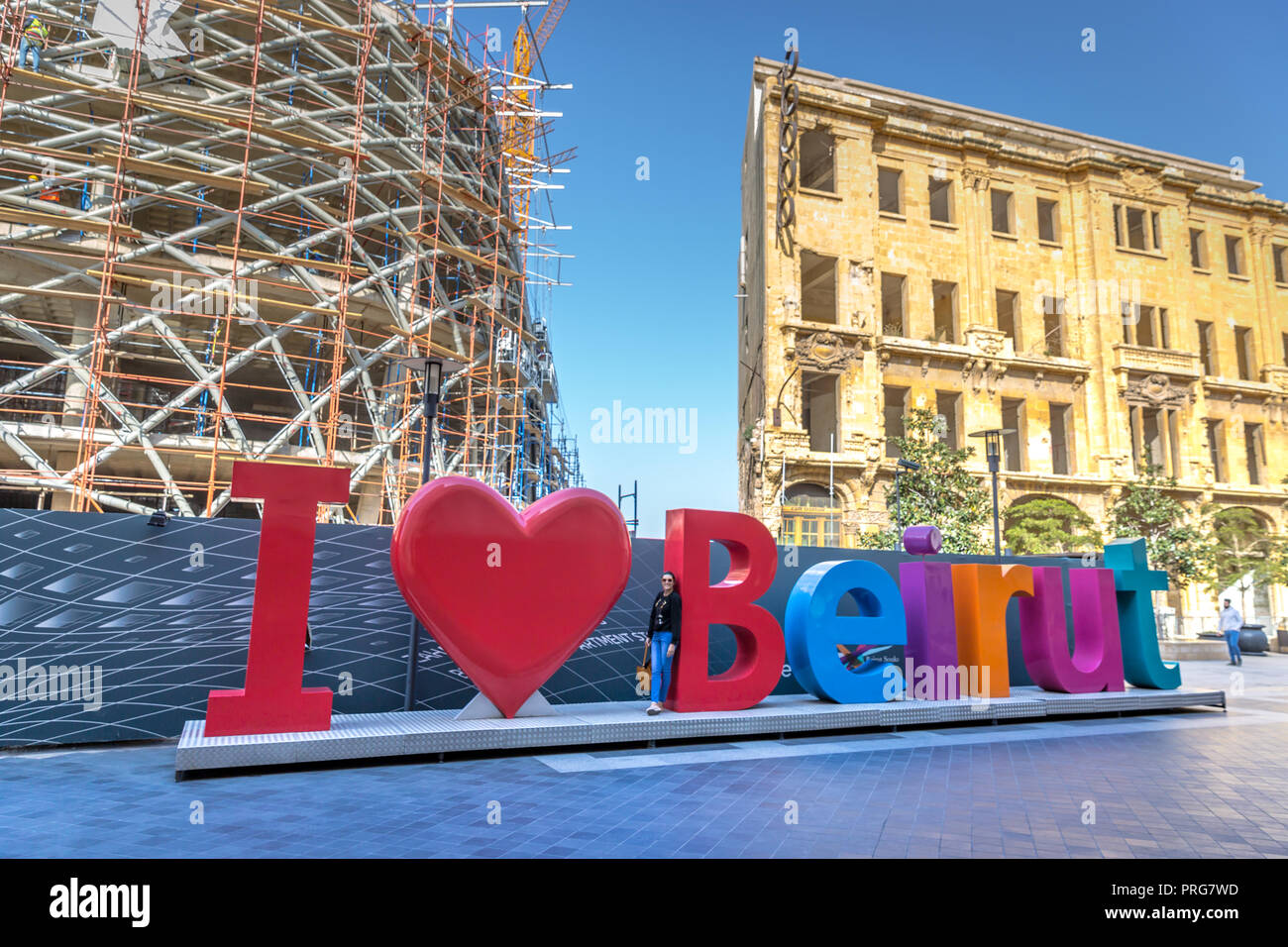 Beyrouth, Liban - Feb 5th 2018 - Jeune femme de prendre une photo au 'J'aime' signe de Beyrouth à Beyrouth, Liban Banque D'Images