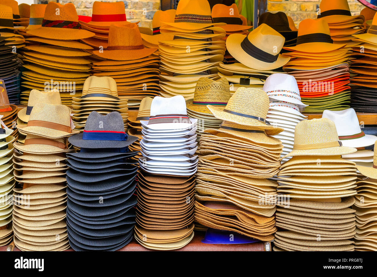 Des tas de chapeaux de paille sur l'affichage à Camden Market à Londres  Photo Stock - Alamy