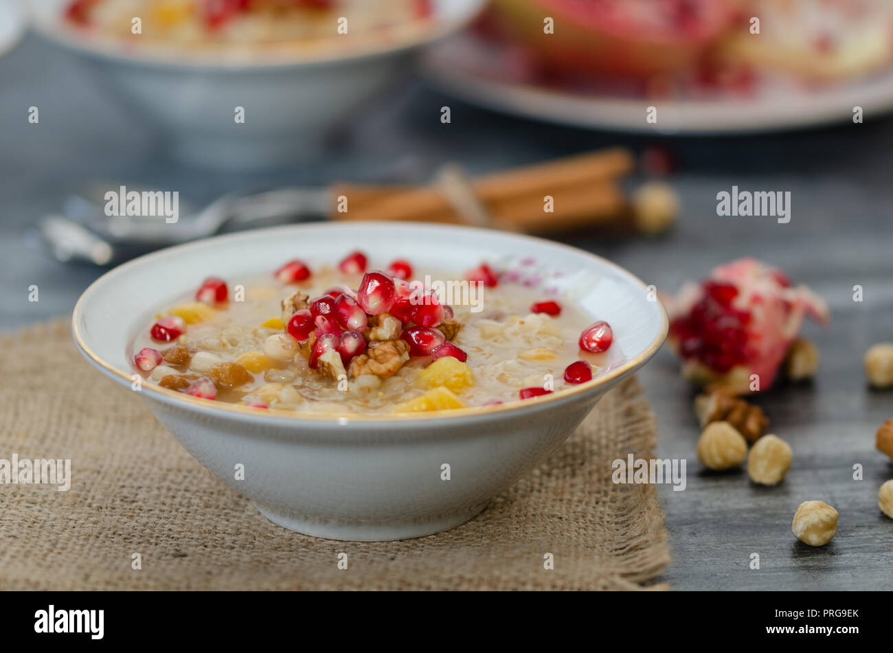 Dessert turc traditionnel ou de l'Ashure Asure céréales bouillies aux fruits secs et les grains de grenade Banque D'Images