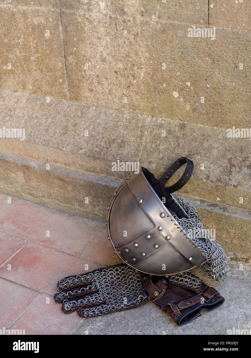 Cité médiévale, chevalier médiéval casque et gants en mailles. Banque D'Images
