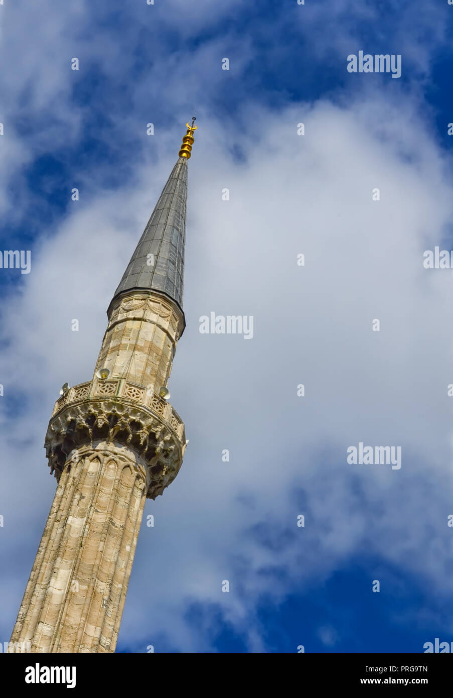Minaret de la mosquée Sainte-Sophie à Istanbul, Turquie. Bas en haut clous-sur le fond bleu du ciel et nuages Banque D'Images