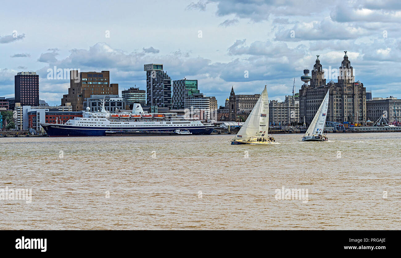 Clipper Round the World Race 2017-2018 montrant 2 yachts passant le front de mer de Liverpool et le Royal Liver Building le dimanche 20 août 2017 Banque D'Images